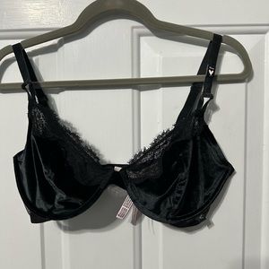 NWT. Victoria’s Secret lacy unlined bra. 36DD. Black.